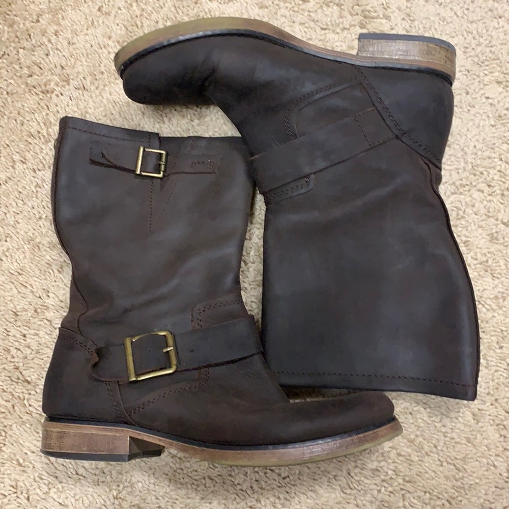 American eagle distressed pull on boots with buckle